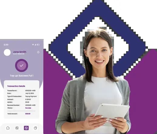 Agente inmobiliaria con el resultado de una validación en su tableta
